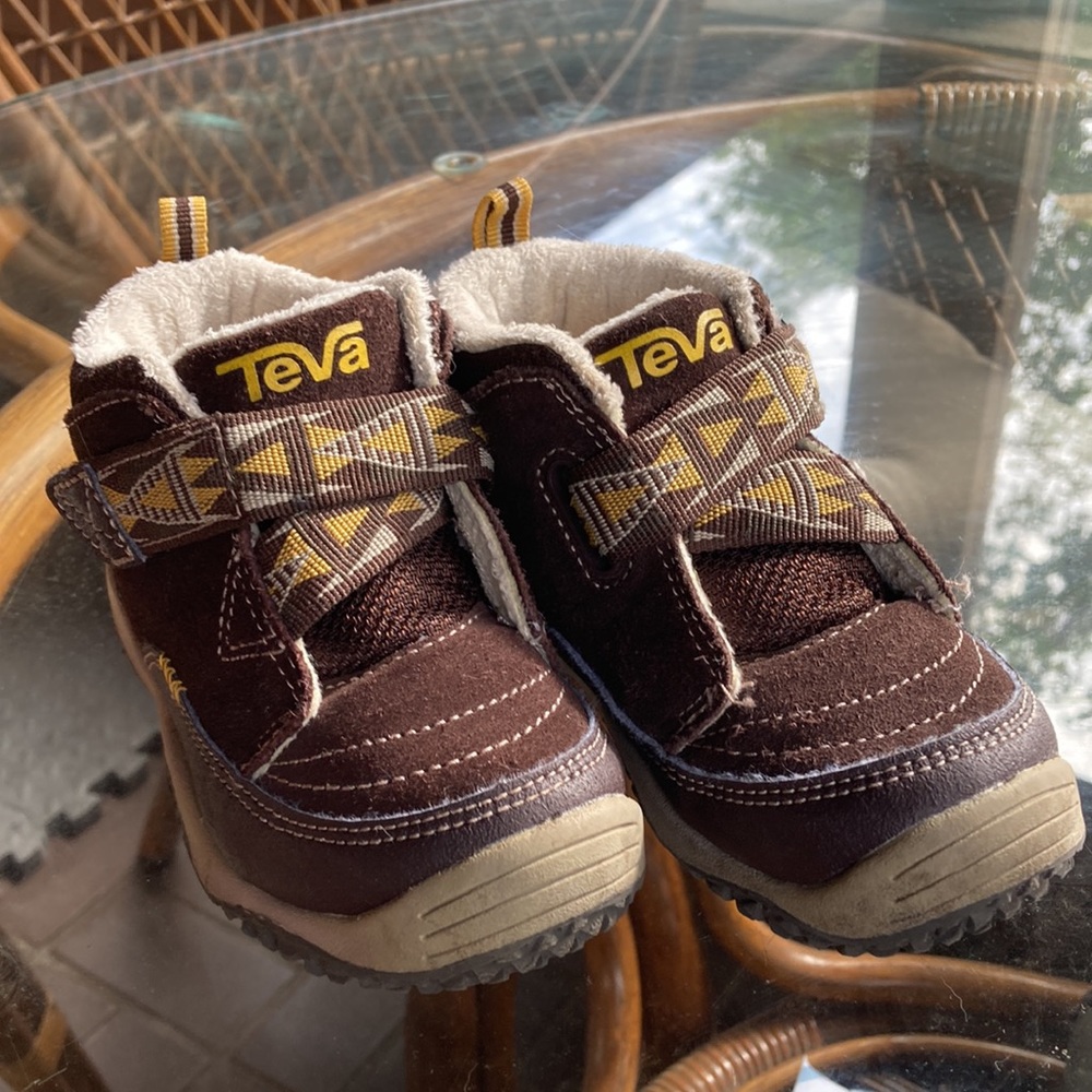 Teva Natoma brown leather toddler boots